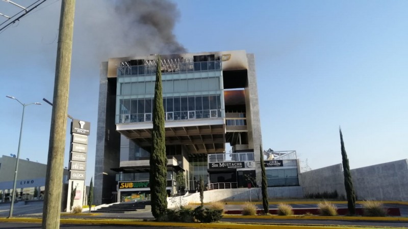 Grupos armados incendian bares, en Morelia  