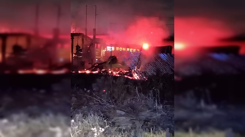 Incendio arrasa con 3 humildes viviendas, en Morelia 
