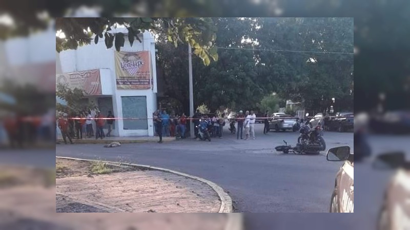Muere joven motociclista, tras percance en Apatzingán 