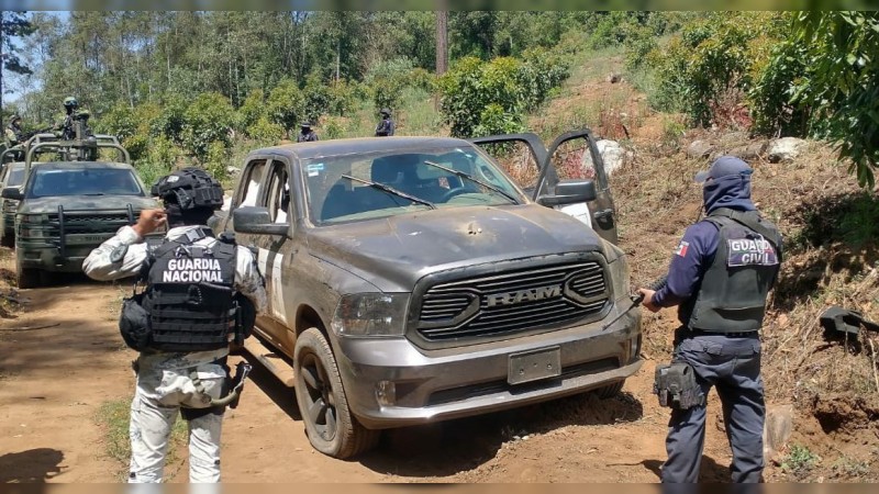 Tras enfrentamiento, hallan 2 camionetas abandonadas, en Zitácuaro 