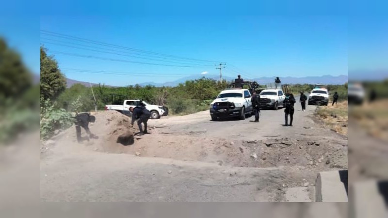 Delincuentes trozan carretera Aguililla-Apatzingán 