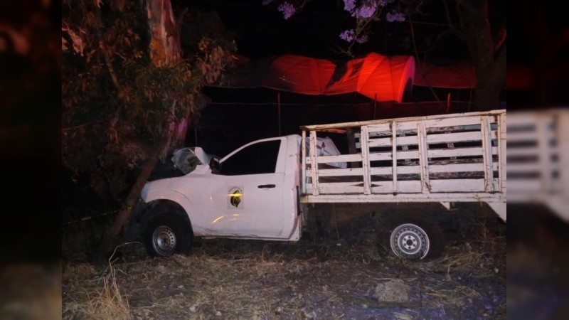 Muere campesino tras chocar camioneta contra árbol, en Peribán 
