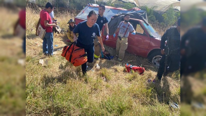 Tangancícuaro: choque deja 6 heridos, 2 de ellos son niños 