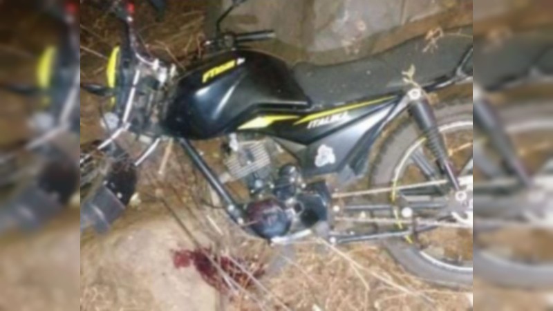 Mueren 2 jóvenes al derrapar motocicleta en la que viajaban, en Panindícuaro