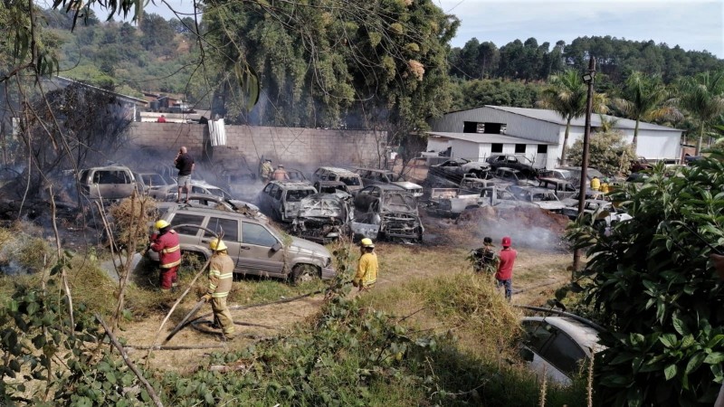 Un bombero intoxicado y 28 vehículos quemados en corralón de Uruapan
