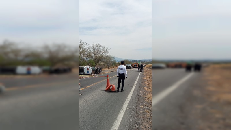 Chocan patrulla y camioneta, en Ecuandureo; hay un muerto 