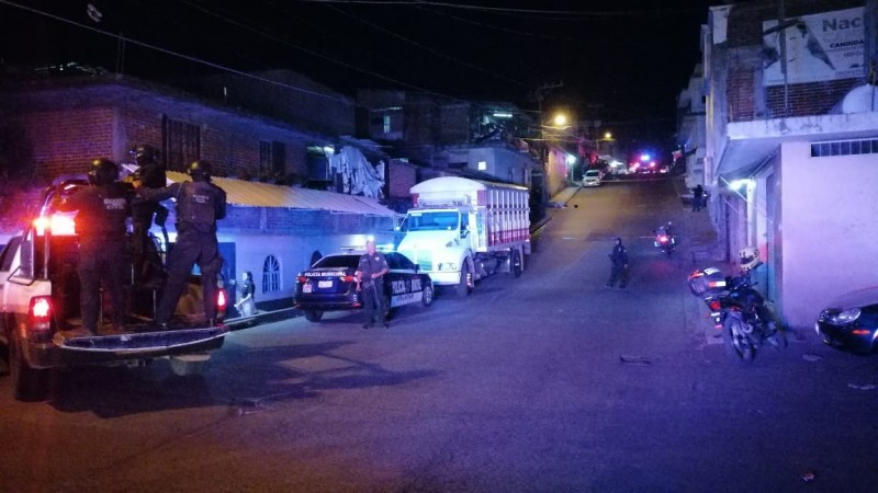 Sicarios en moto ejecutan a hombre de 9 balazos, en Uruapan  