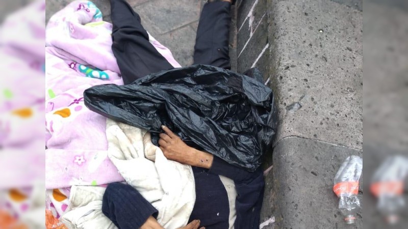 Muere supuesto indigente, en banca de plaza Carrillo  