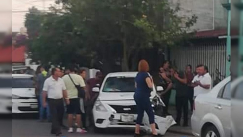 Tras perseguirlo, sicarios ejecutan a taxista, en Uruapan 