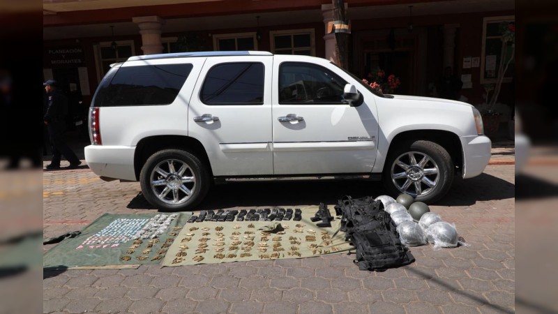 Cotija: atrapan a 3 con camioneta blindada, arma y drogas 