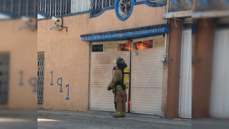 Se incendia auto dentro de una casa, en Morelia; moviliza a bomberos y policías