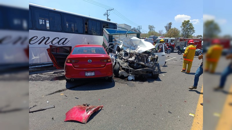 Cinco heridos deja choque de camioneta contra auto y autobús, en la Morelia-Salamanca 