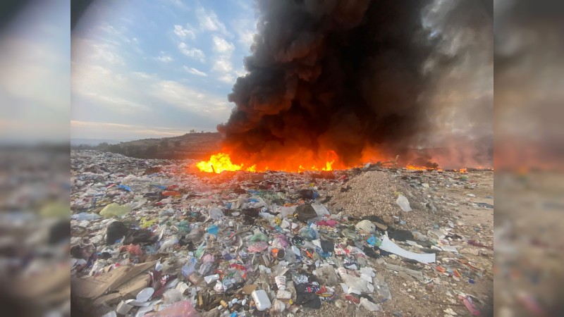 Bomberos combaten incendio provocado, en basurero de Tarímbaro 