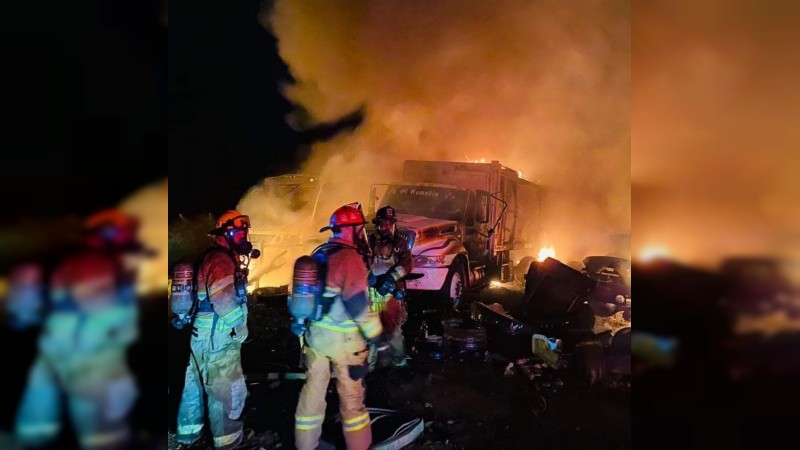Arde taller mecánico, en Uruapan; 6 camiones calcinados 