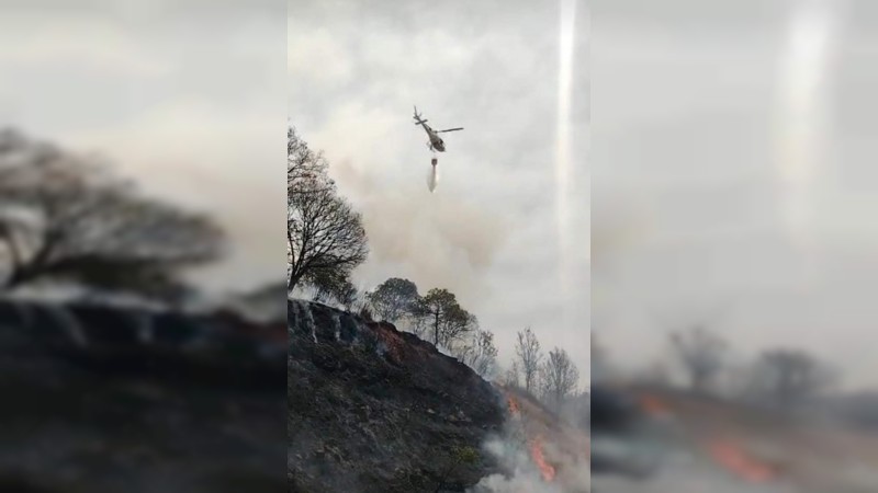 Despliegan helicóptero para sofocar incendio en San Ángel Zurumucapio
