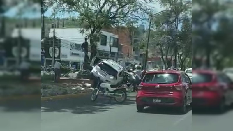 Pierde control de camioneta y se sube a camellón, en Morelia; sólo daños materiales
