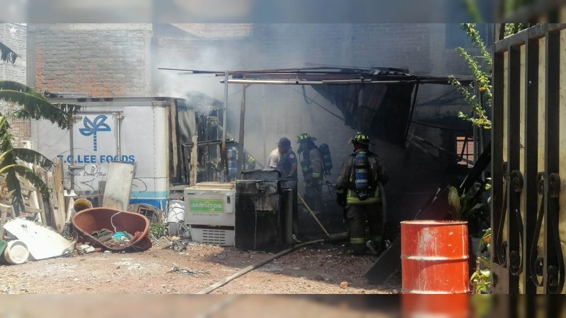 Incendio de bodega con materiales, provoca pánico, en Morelia 