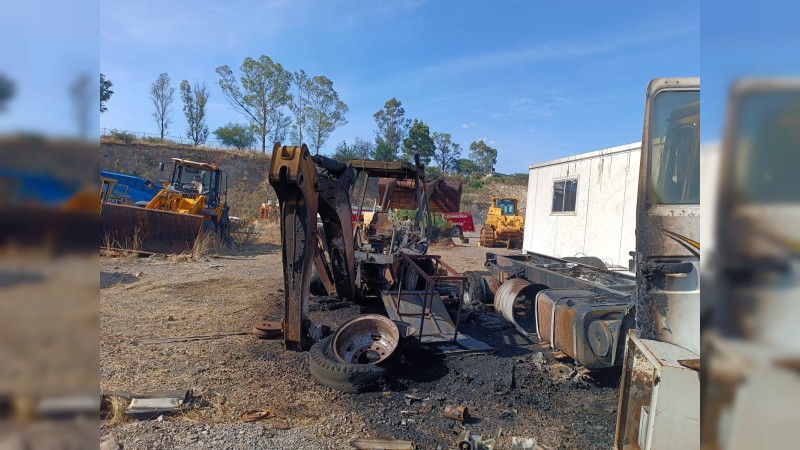 Arde depósito de chatarra y maquinaria pesada, en Tarímbaro 
