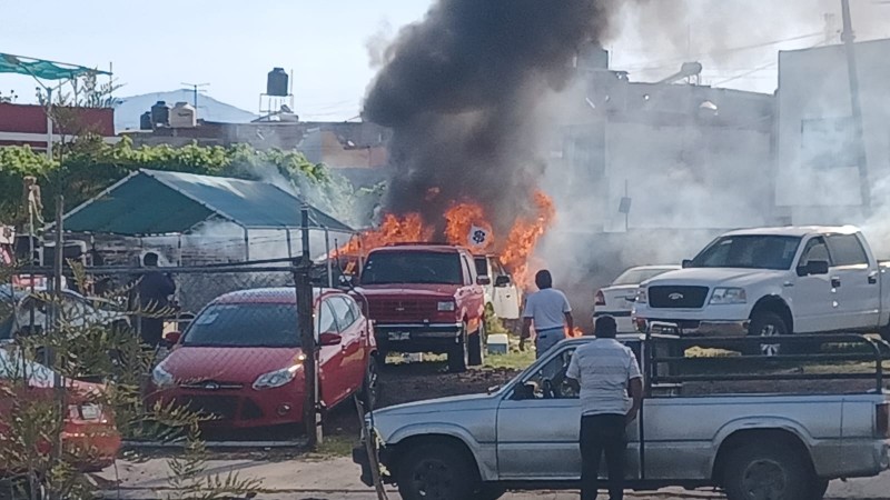 Fuego consume 4 autos, en lote de Morelia 