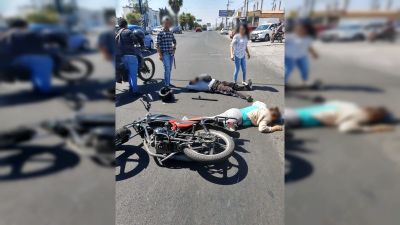 Guardia de seguridad arrolla con su moto a adulta mayor, en Morelia 