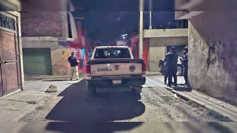 Solitario sujeto ataca a policías, en Zamora; hay un oficial herido 