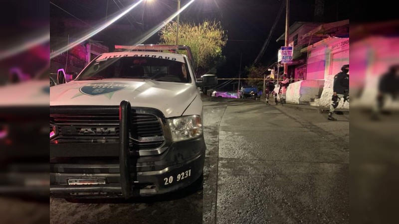 Comando rafaguea a 2 hombres, en base de taxis de Uruapan; 1 murió  