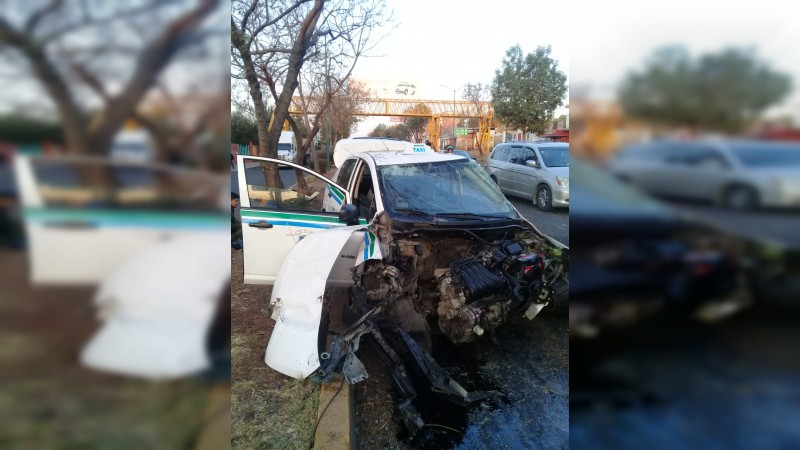 Taxista choca contra un árbol en salida a Quiroga, hay 2 heridos
