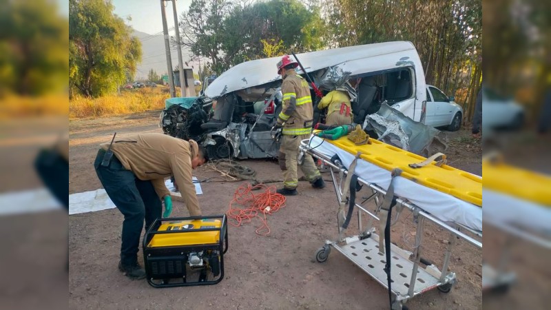 Dos fallecidas y 6 heridos, tras choque de colectivo y camioneta, en Tangancícuaro 