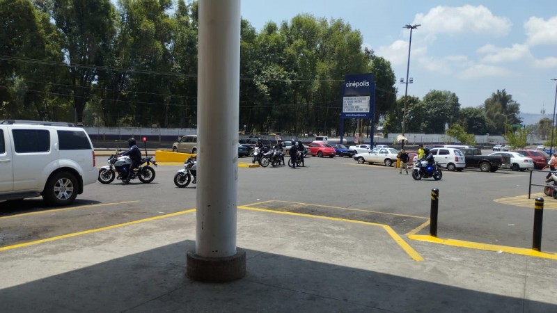 Grupo armado asalta un Coppel, en concurrida plaza de Uruapan 