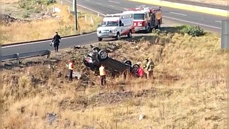 Abandonan camioneta volcada sobre la carretera Morelia-Salamanca