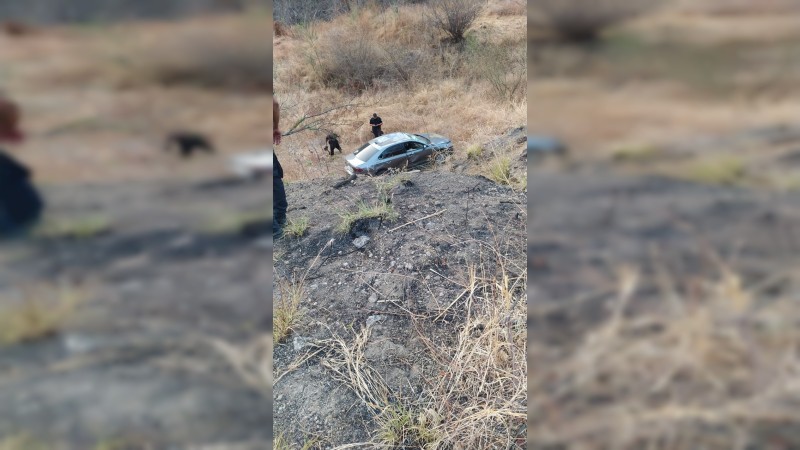 Encuentran cuerpo de una mujer en auto aparentemente volcado, en Apatzingán