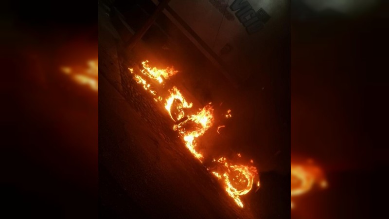 Delincuentes incendian 2 motos, en Apatzingán
