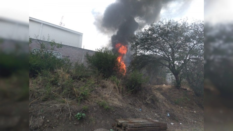 Se registra incendio en bodega abandonada, en Ciudad Industrial 