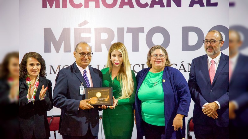 Condecoran a Normal de Arteaga con la Medalla Michoacán al Mérito Docente 2023