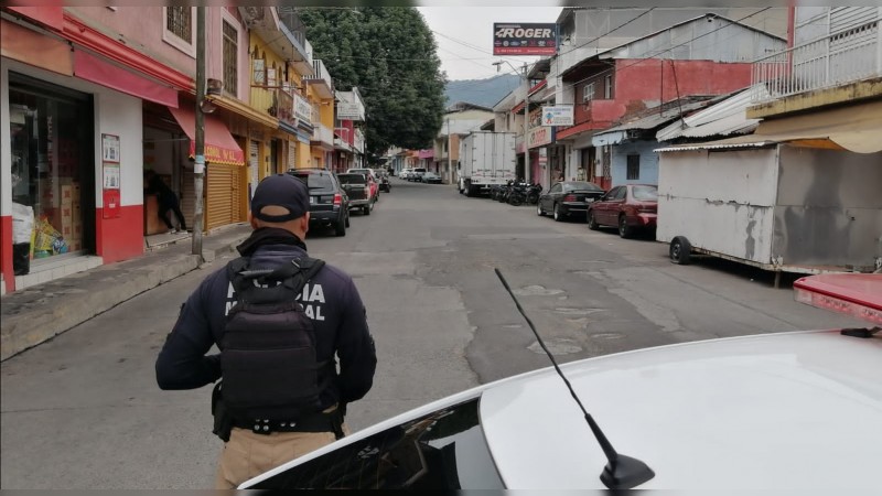 Comando rafaguea camión y bodega, en Uruapan 