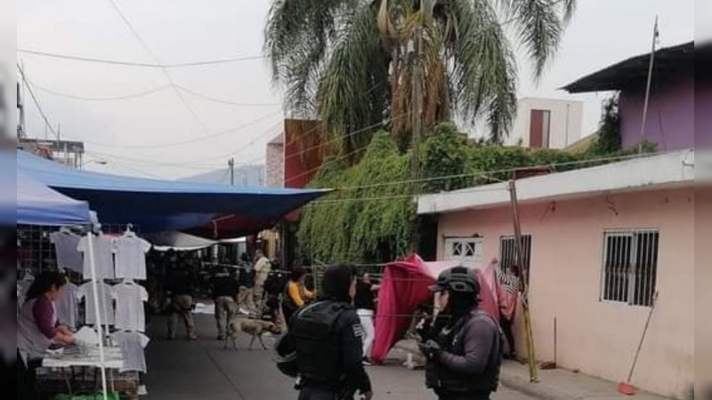 Uruapan: ejecutan a hombre, en pleno mercado; balas perdidas hieren a niño y mujer
