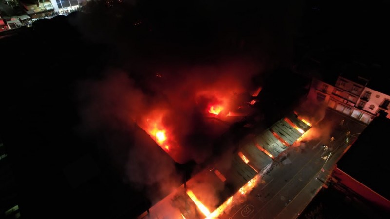 Daños en 140 locales y varios autos afectados, saldo de incendio en el Mercado Independencia 