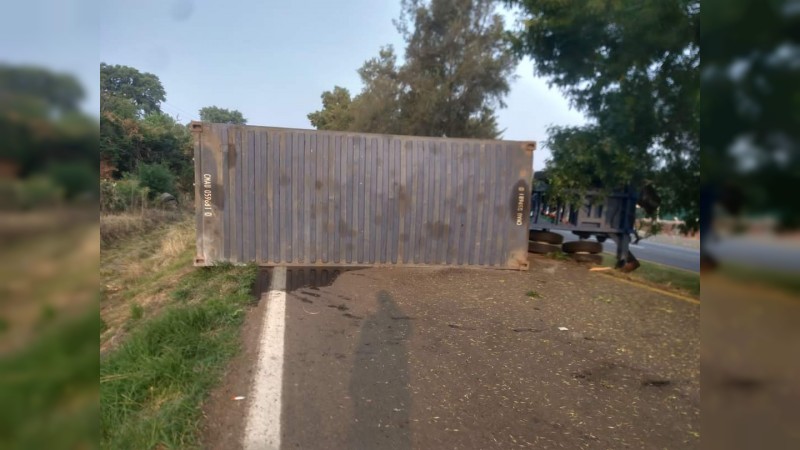 Se desprende contenedor de tráiler y bloquea carretera Morelia-Pátzcuaro 