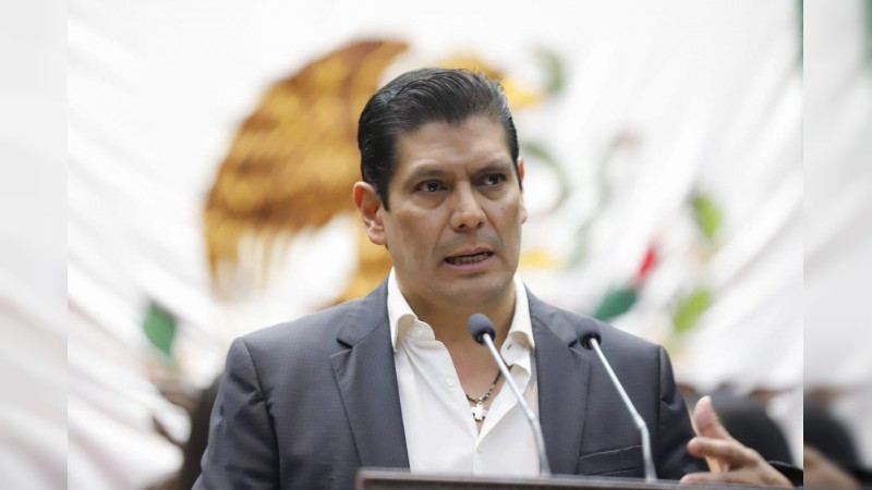 Ernesto Núñez reconoce labor periodista en Michoacán