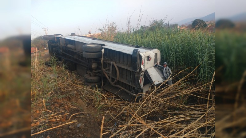 Choque entre 2 autobuses sobre la carretera Zamora-La Piedad deja 6 lesionados