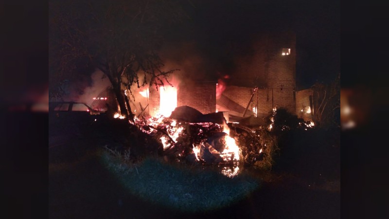 Zamora: comando incendia 2 viviendas y una camioneta 