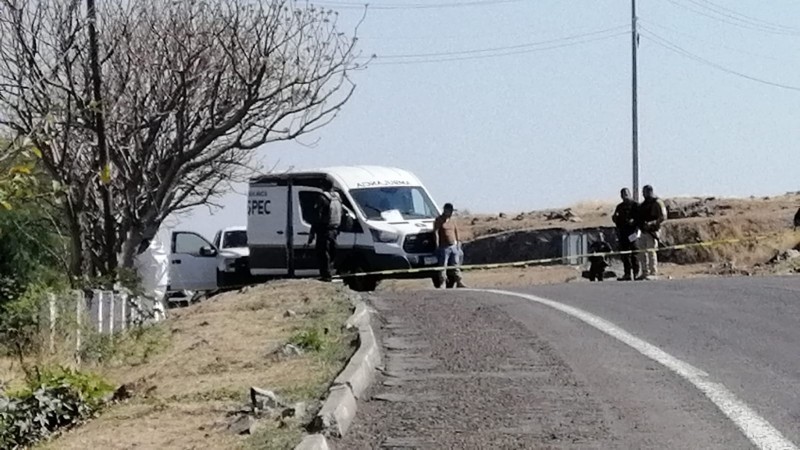 Tiran cadáver baleado, en la carretera Morelia-Copándaro 