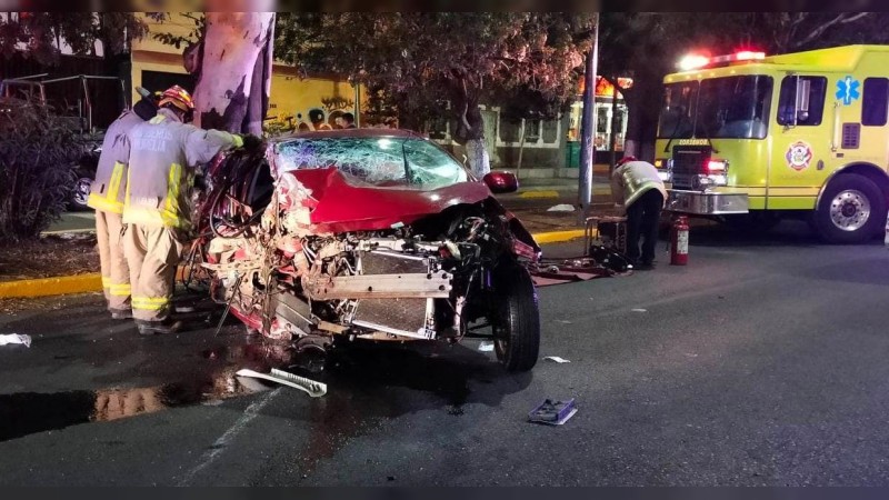Auto se estrella contra un árbol, en Morelia; muere una persona  