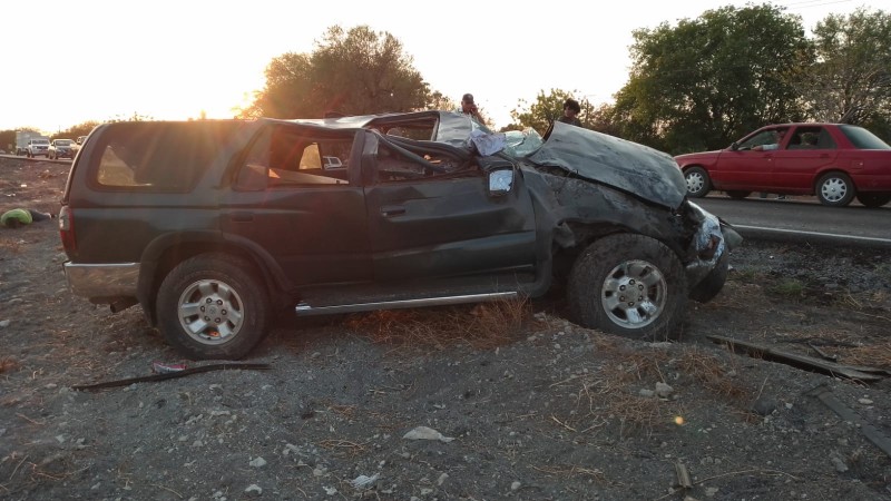 Camioneta vuelca y pareja sale proyectada, en Apatzingán; la reportan grave 