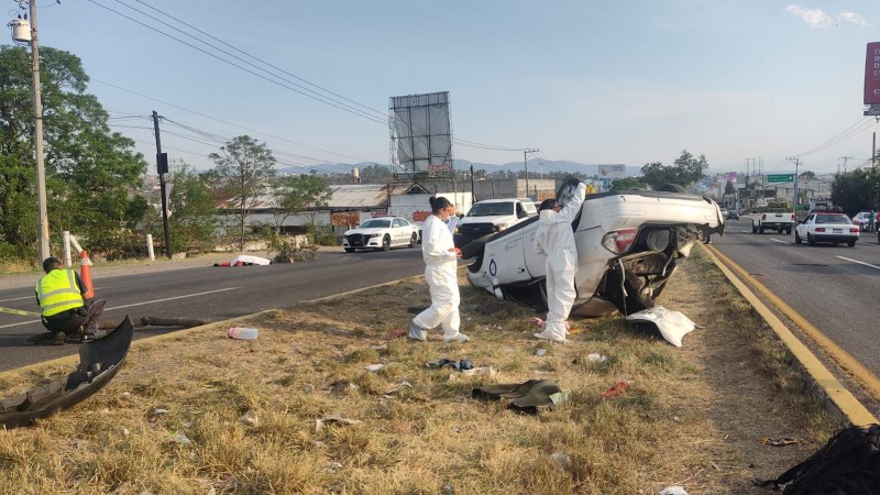 Una mujer muerta y cinco lesionados deja volcadura de taxi en la Morelia-Salamanca