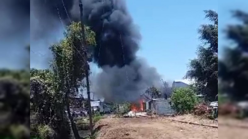 Incendio arrasa con 2 humildes casas, en Uruapan  