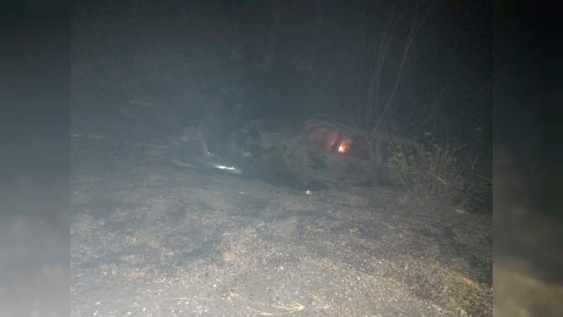 Vuelca camioneta, en Huetamo; 3 personas murieron calcinadas 