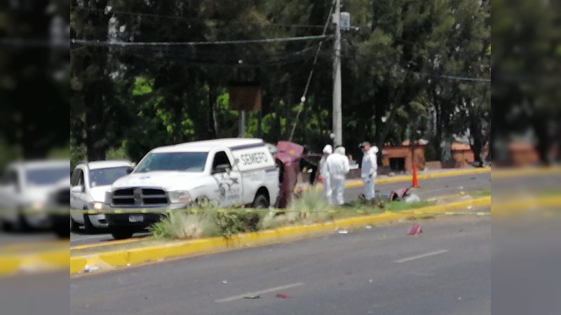 Dos muertos deja choque de micro contra autos, en Altozano 