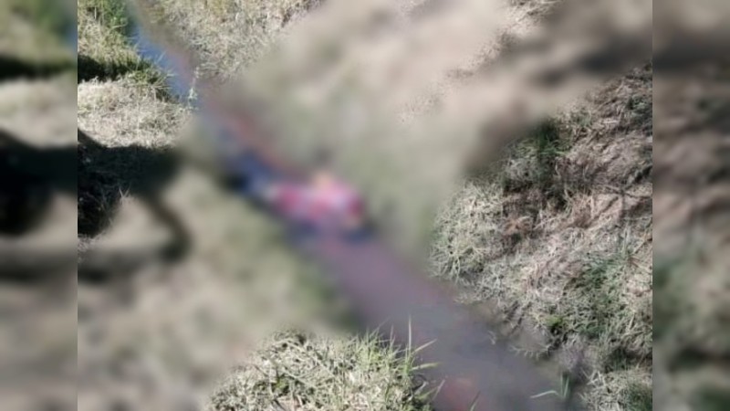 Acribillan a hombre con fusil de asalto y su cuerpo lo tiran a un canal, en Zamora 