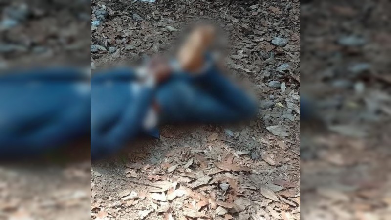 Tiran cadáver de hombre baleado y atado, en camino de Zitácuaro 